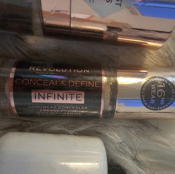 Revolution Conceal & Define Infinite Makeup Fixing Spray - Black and Rose Gold - Picture 4 of 4